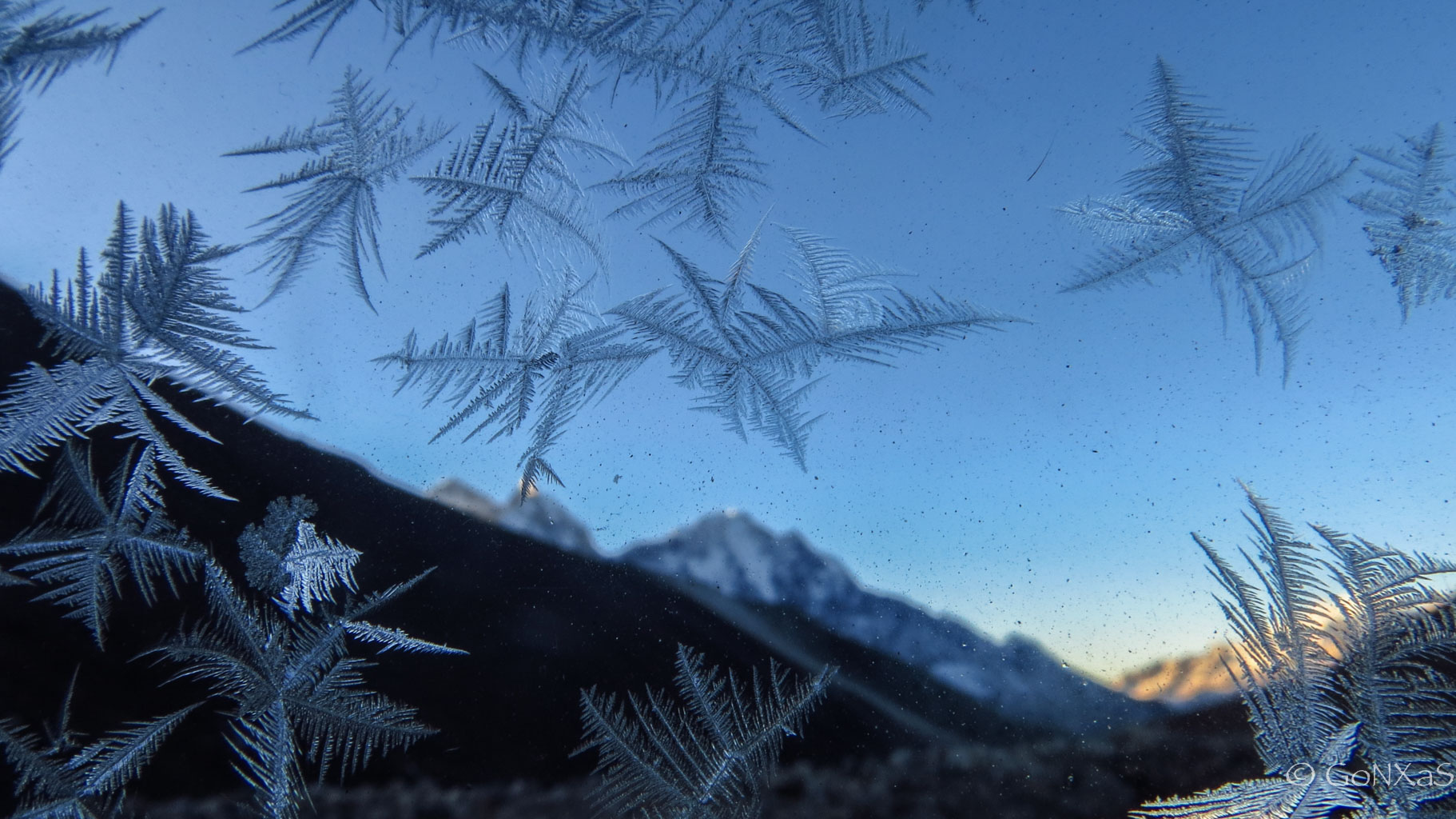 Foto hielo en la ventana