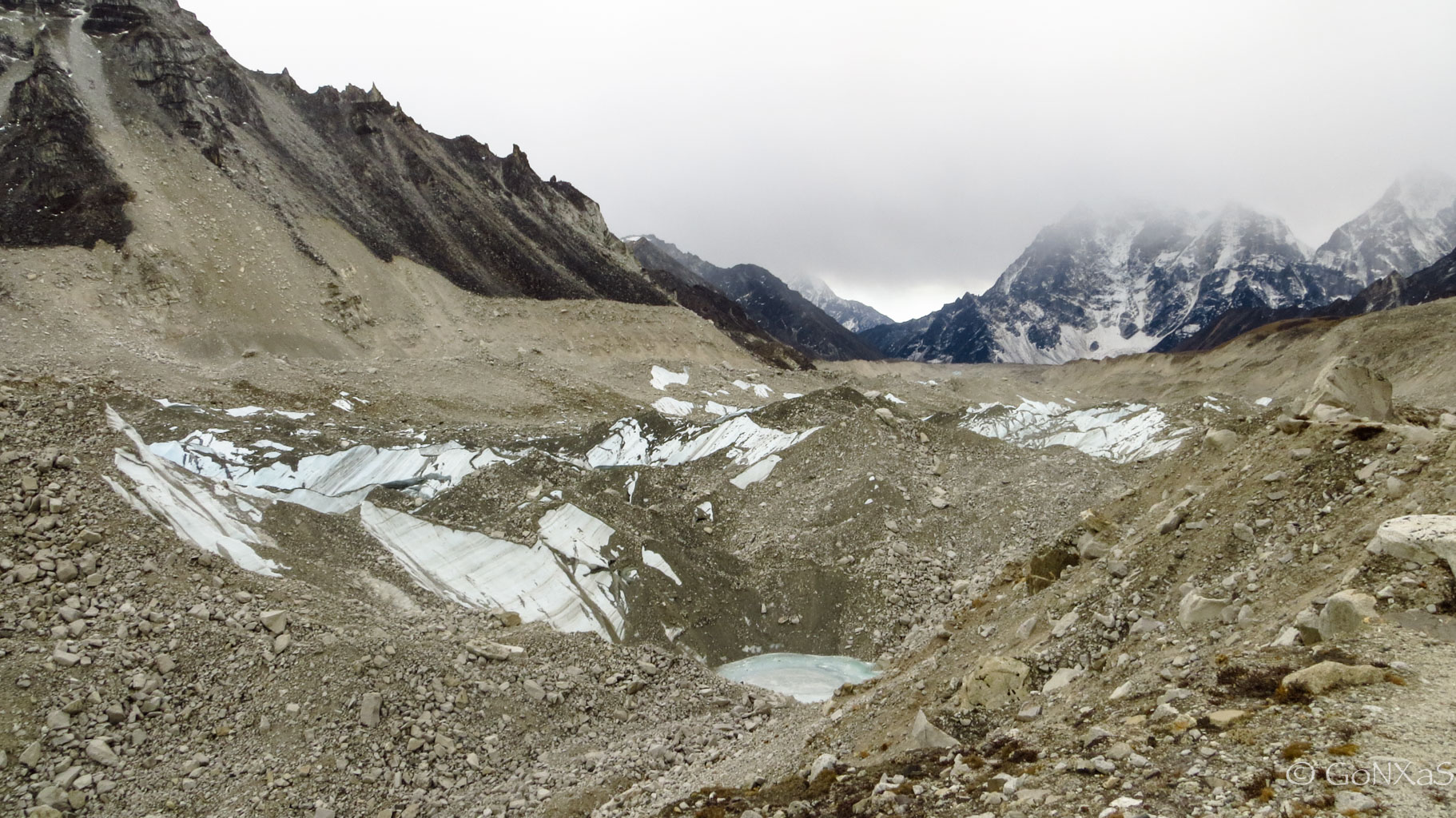 Foto camino al ebc con nube