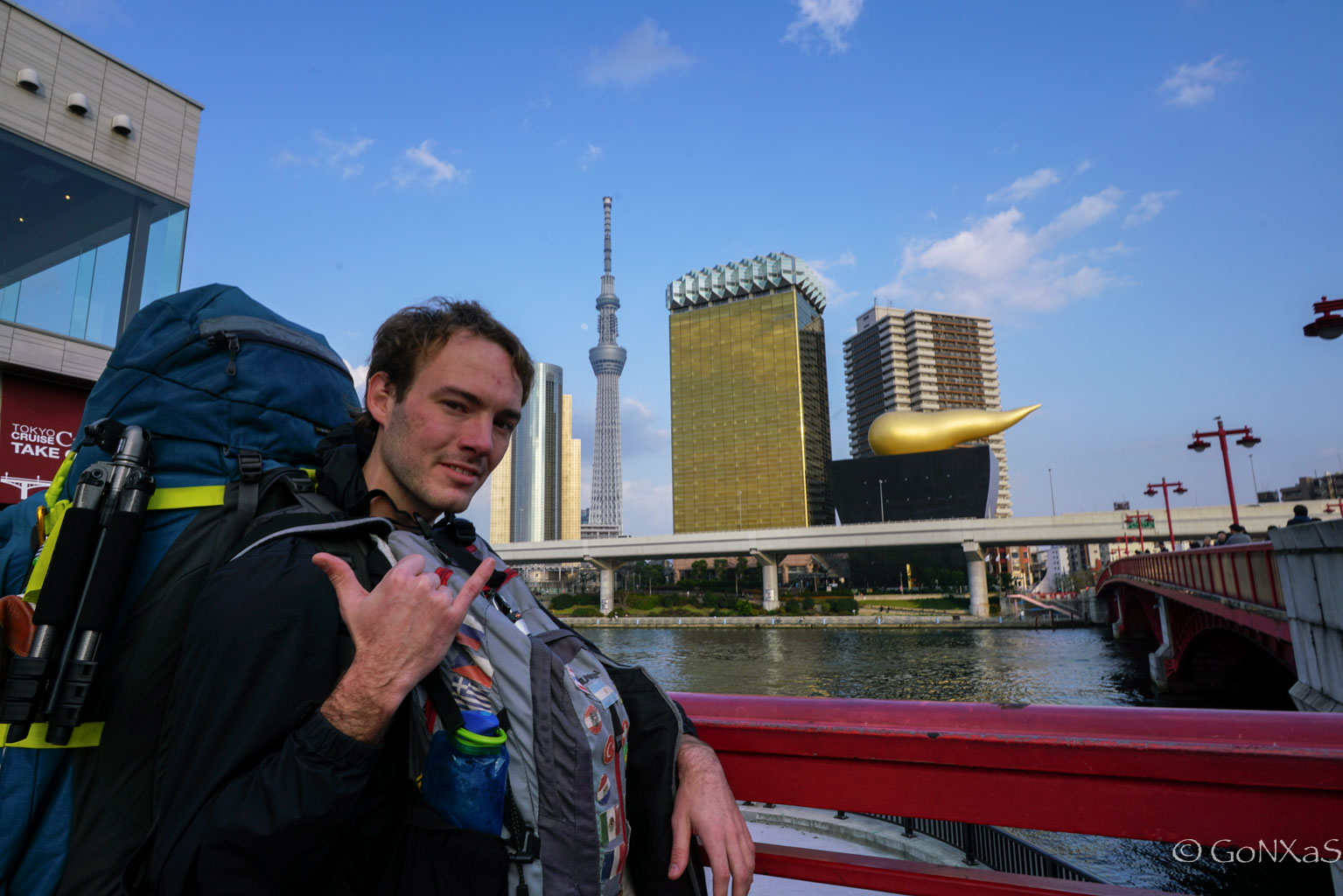 Foto con la mohcila frente al SkyTower