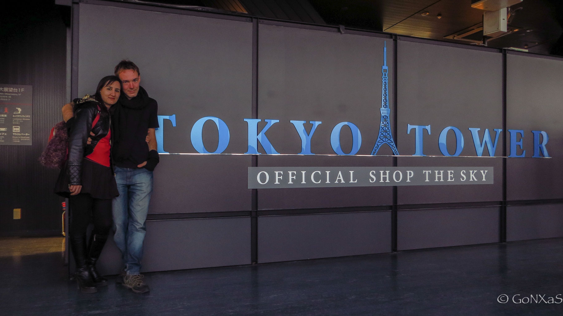 Foto torre detras del templo