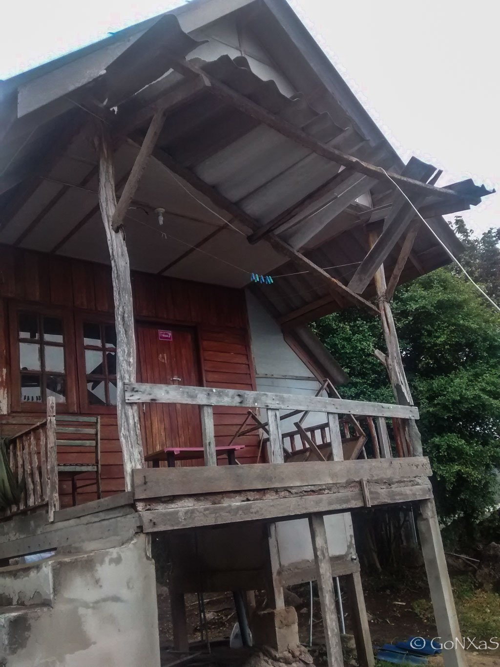 Foto bungalow después de la tormenta