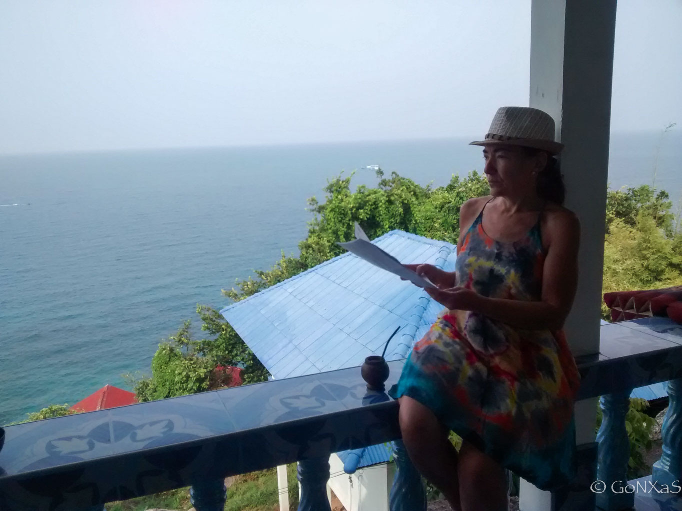 Foto estudiando en el balcón