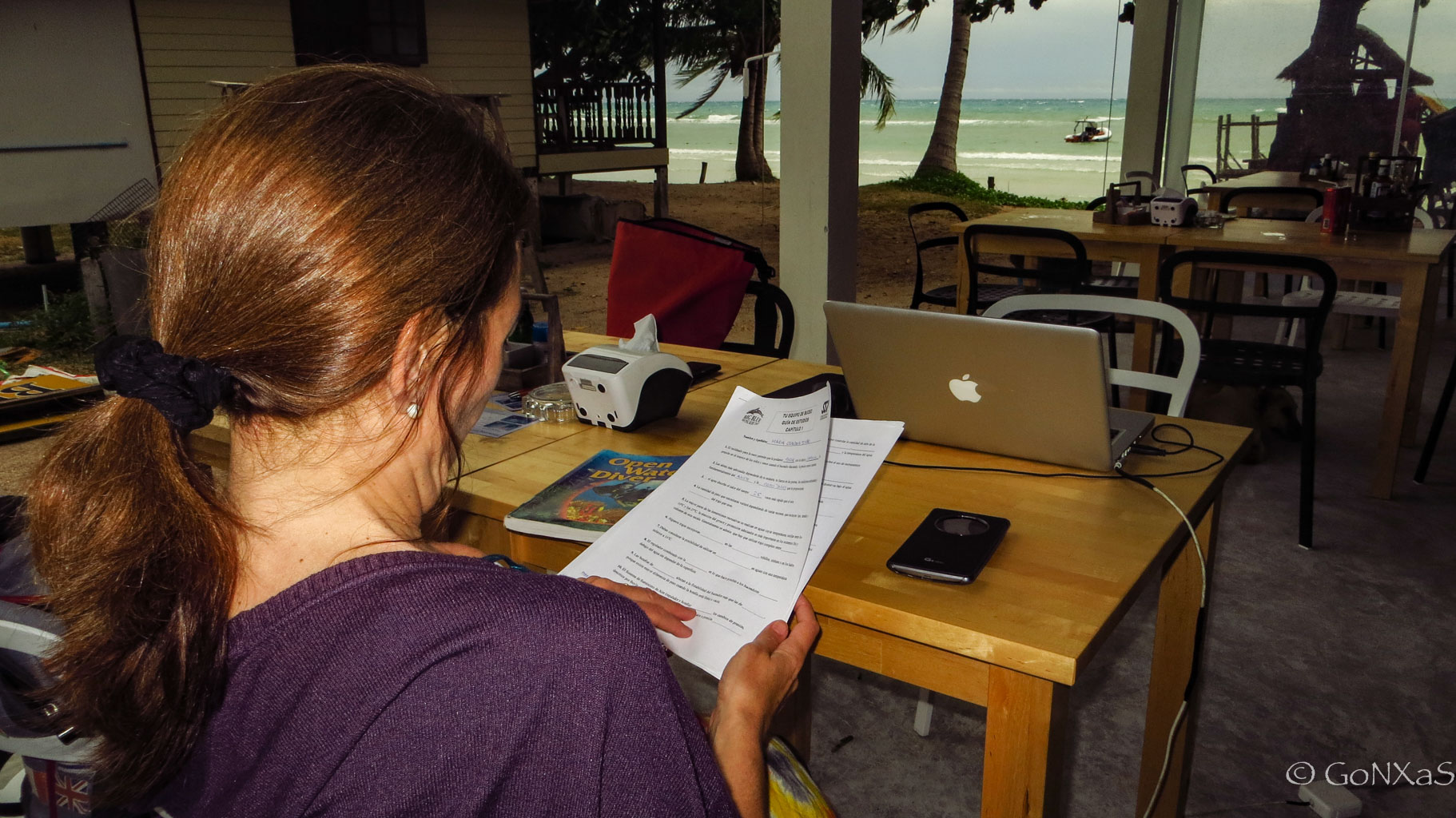 Foto estudiando en el bar